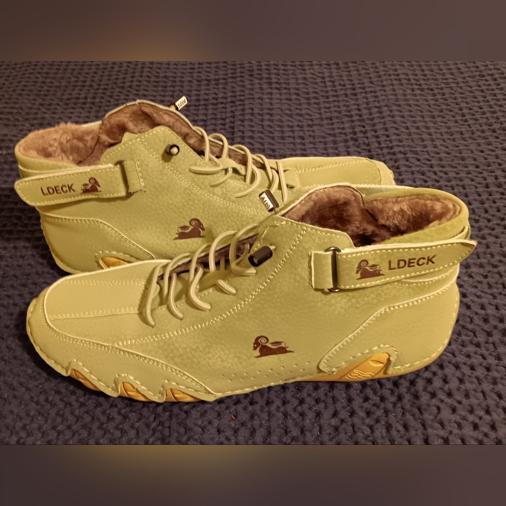 LDECK Australian Green Suede Chukka style boot. Boxing? Sneaker size 40.